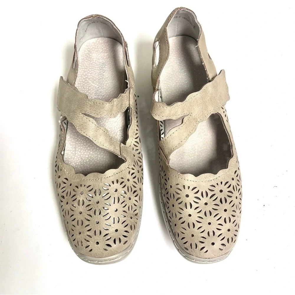 NEW PATRIZIA Trudy Light Taupe Womens Mary Jane Shoes stencil cut out boho 7M